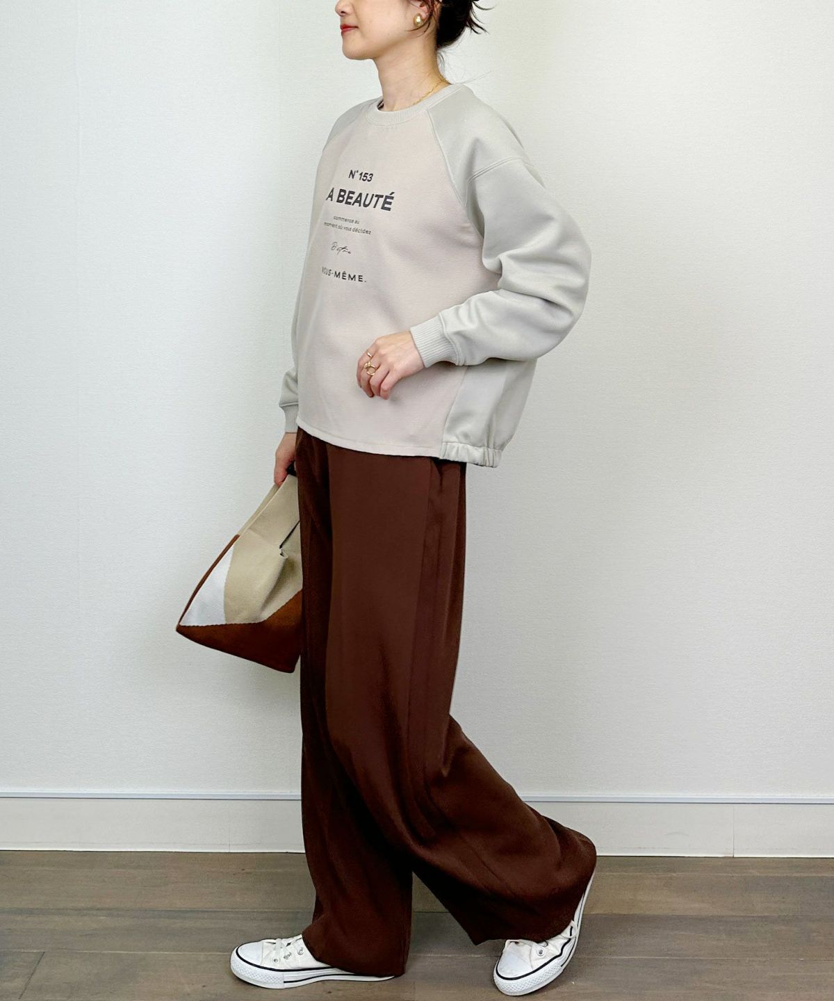 model：H164　着用サイズ：M　グレイッシュベージュ