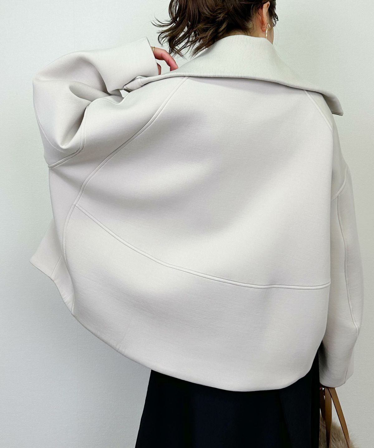 model：H164　着用サイズ：M　グレイッシュベージュ