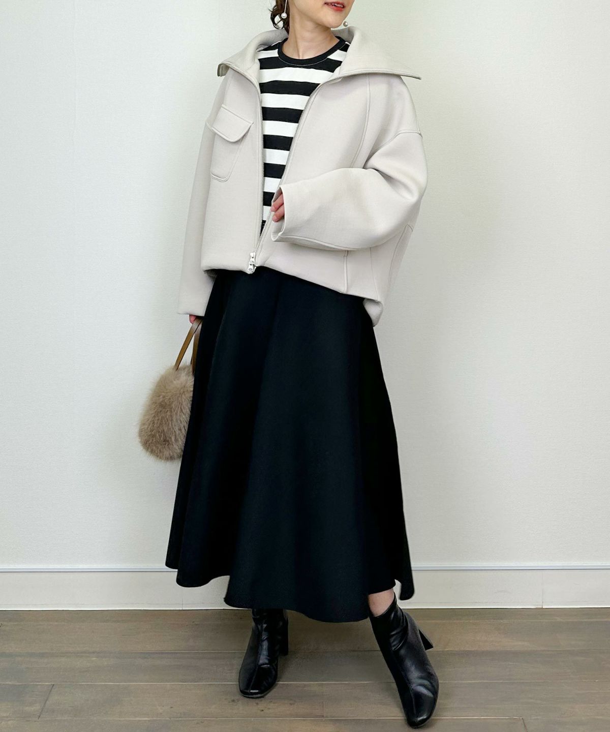 model：H164　着用サイズ：M　グレイッシュベージュ