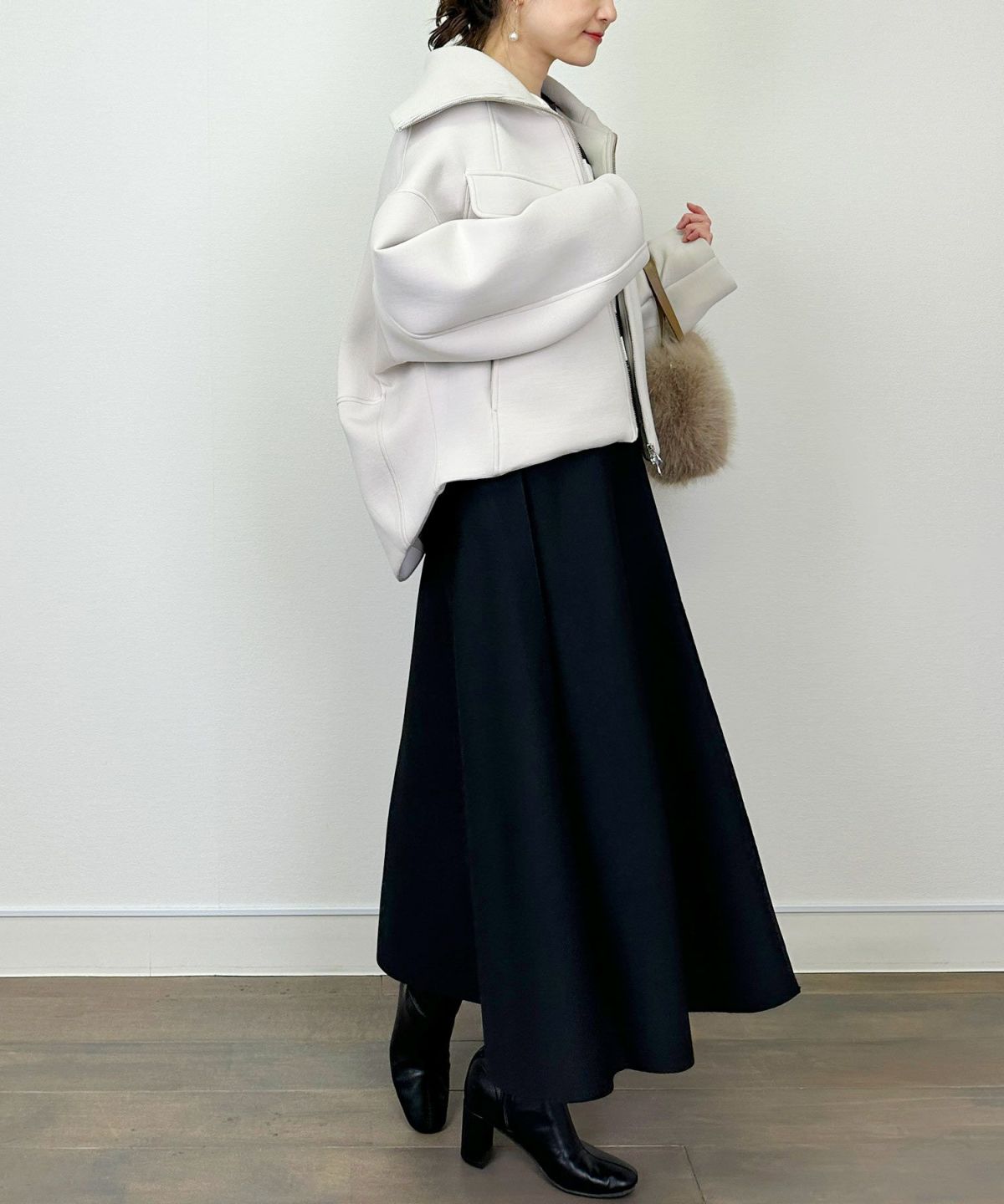 model：H164　着用サイズ：M　グレイッシュベージュ