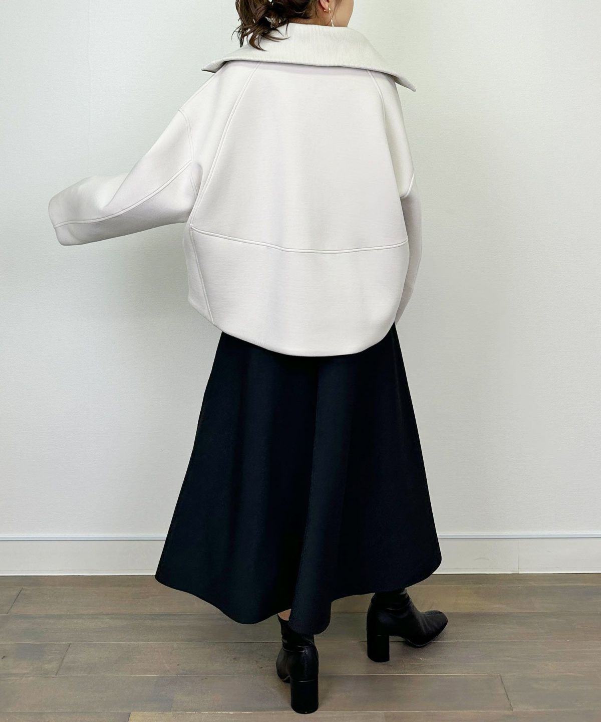 model：H164　着用サイズ：M　グレイッシュベージュ