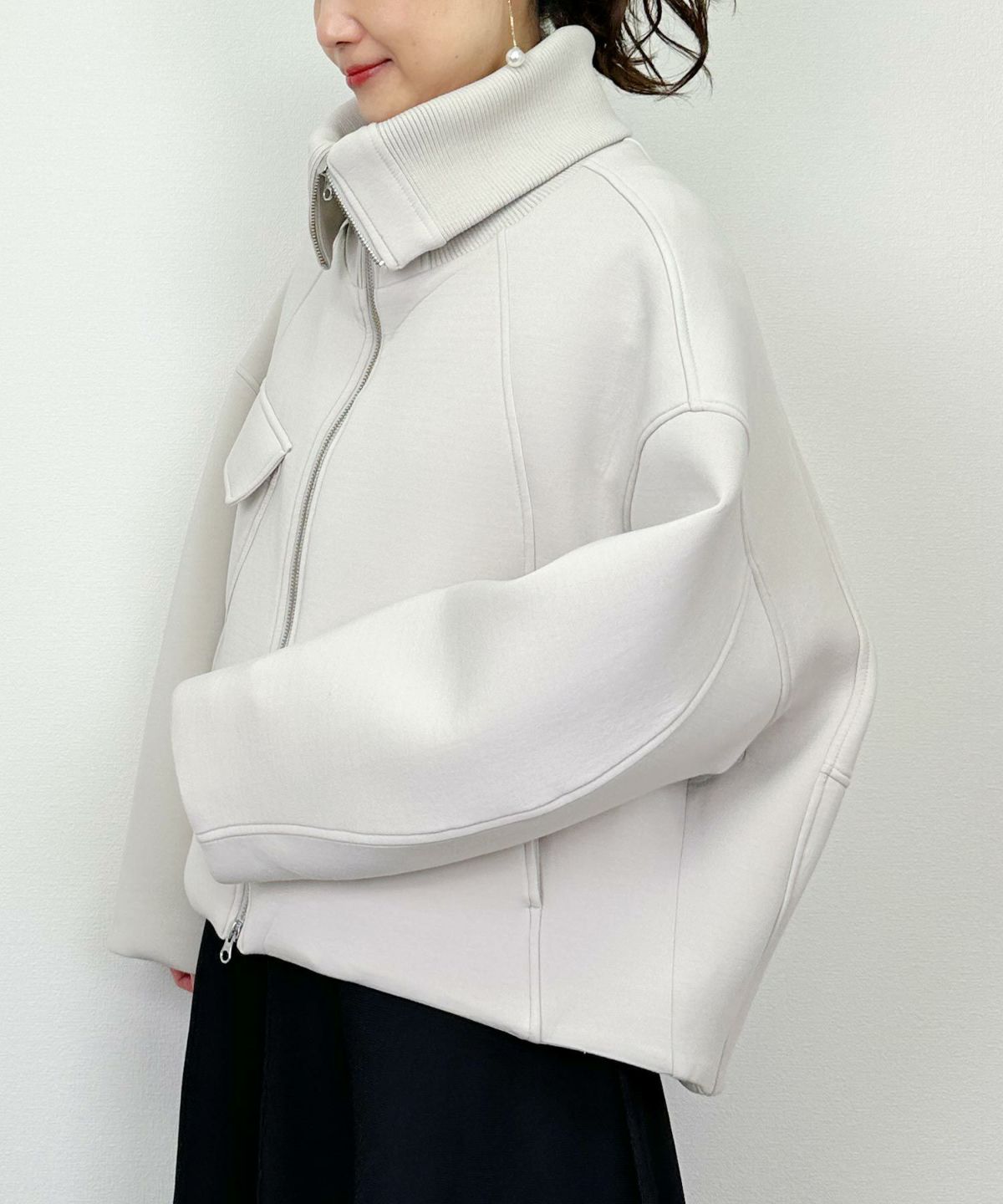 model：H164　着用サイズ：M　グレイッシュベージュ