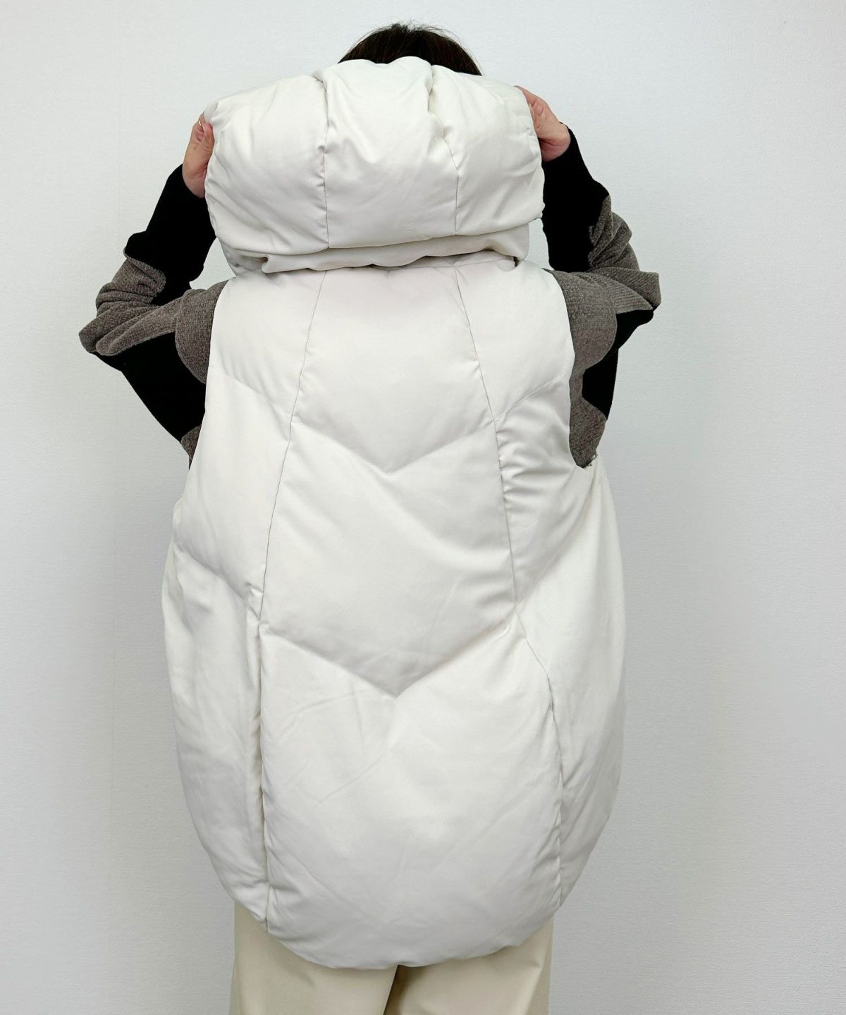 model：H164　着用サイズ：M　オフホワイト