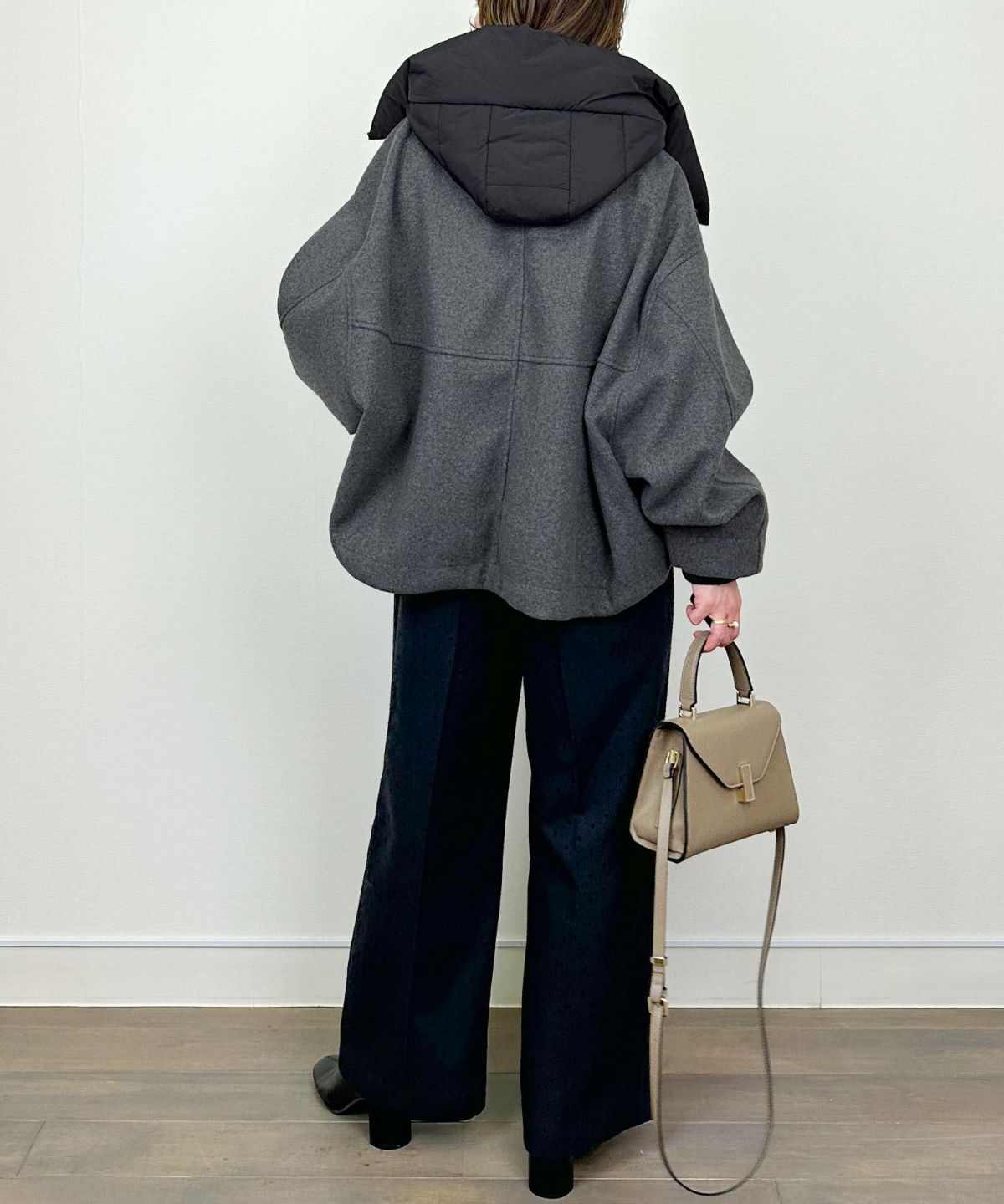 model：H164　着用サイズ：M　チャコールグレー