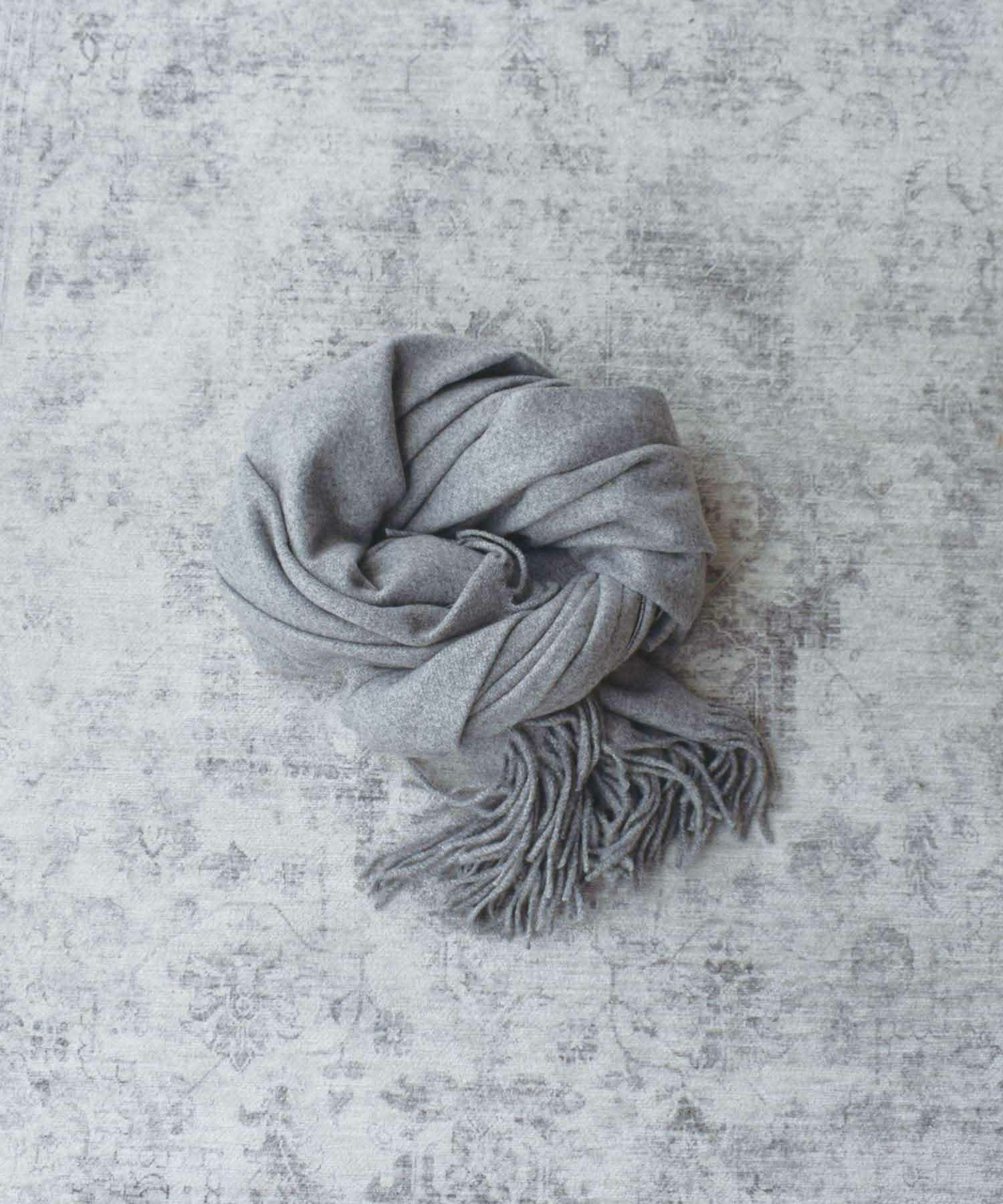 グレー