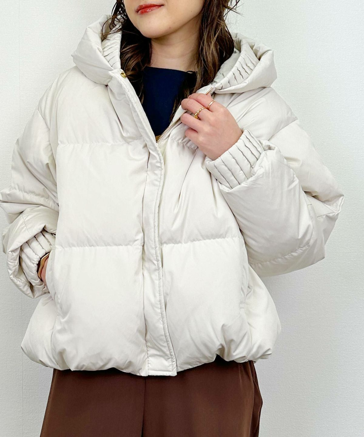 model：H164　着用サイズ：M　ベージュ　裾ドロスト絞った状態