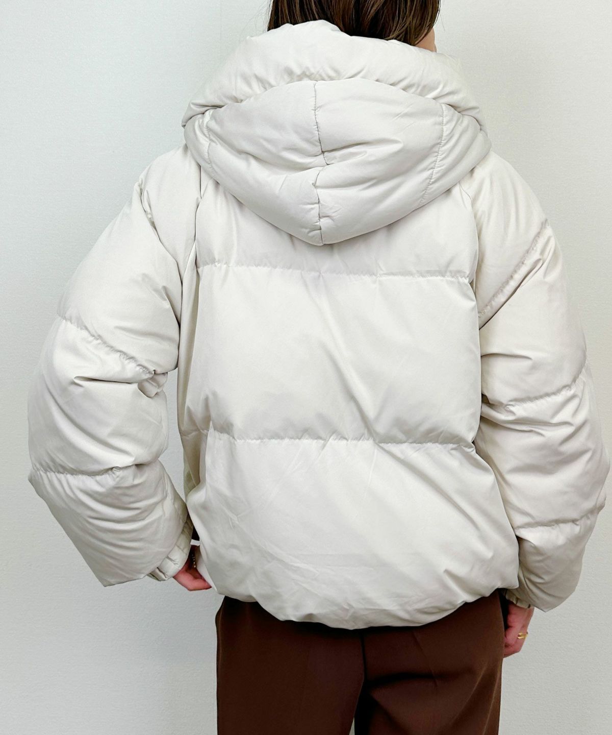 model：H164　着用サイズ：M　ベージュ　裾ドロスト絞った状態