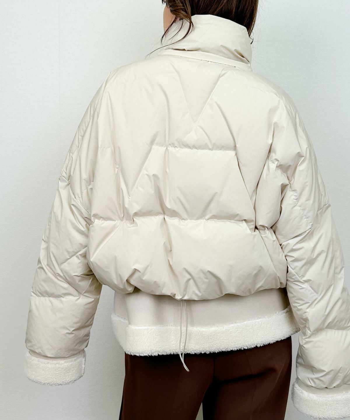 model：H164　着用サイズ：M　オフホワイト　フードなし/裾ドロスト絞った状態