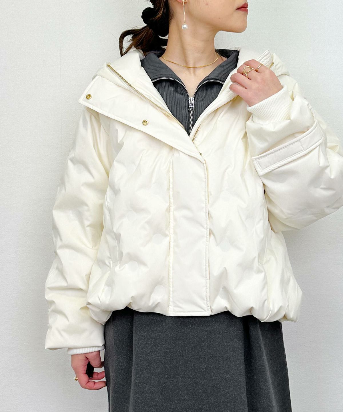 model：H164　着用サイズ：M　アイボリー　裾ドロスト絞った状態