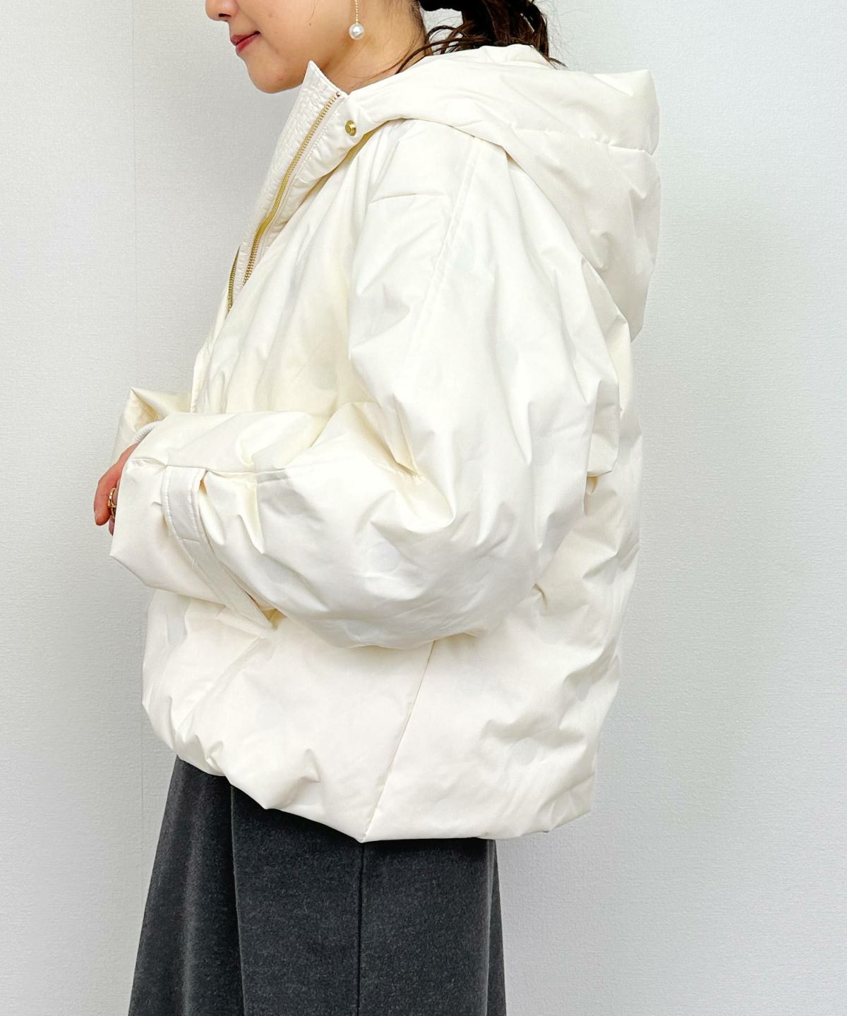 model：H164　着用サイズ：M　アイボリー　裾ドロスト絞った状態