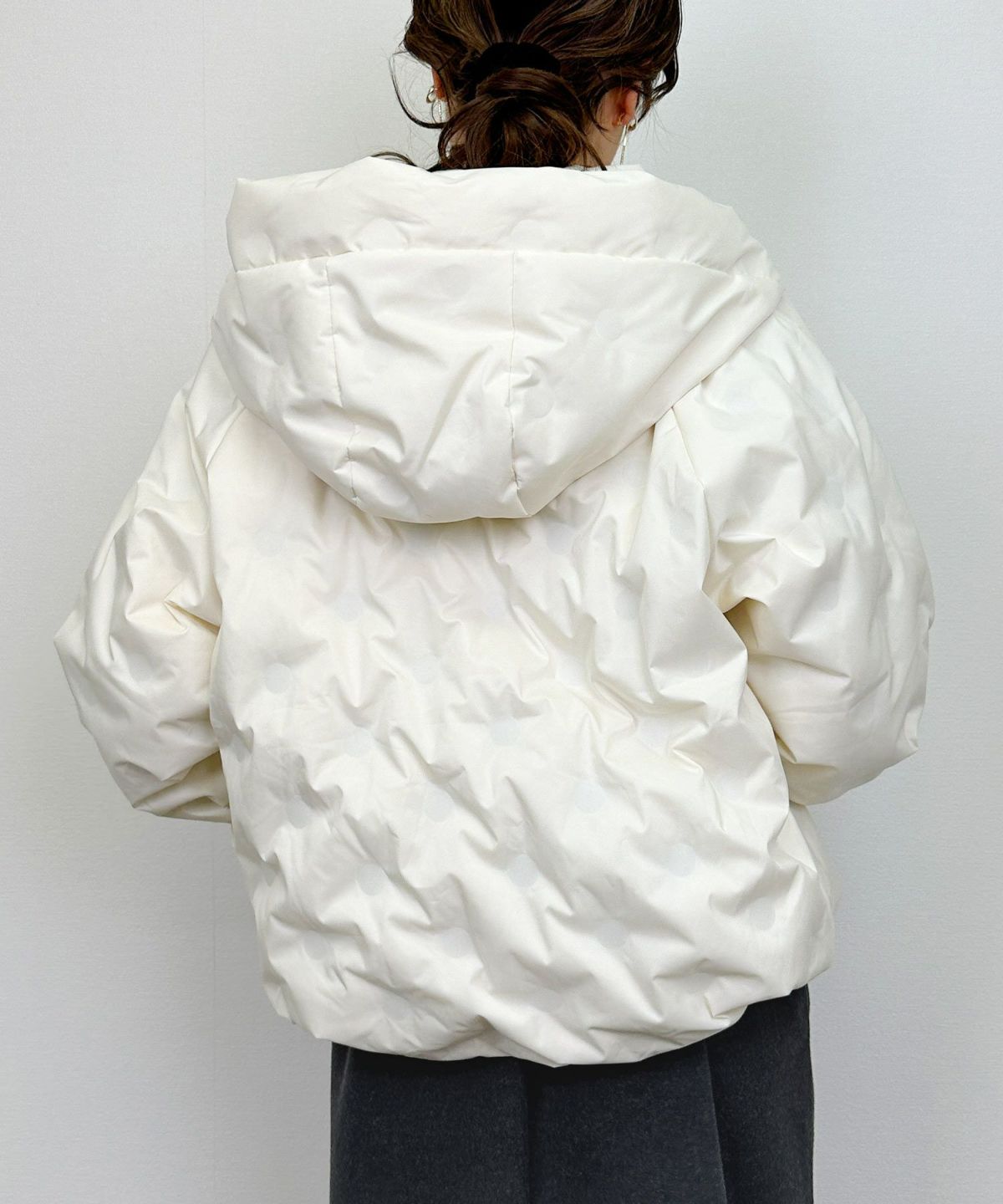 model：H164　着用サイズ：M　アイボリー　裾ドロスト絞った状態