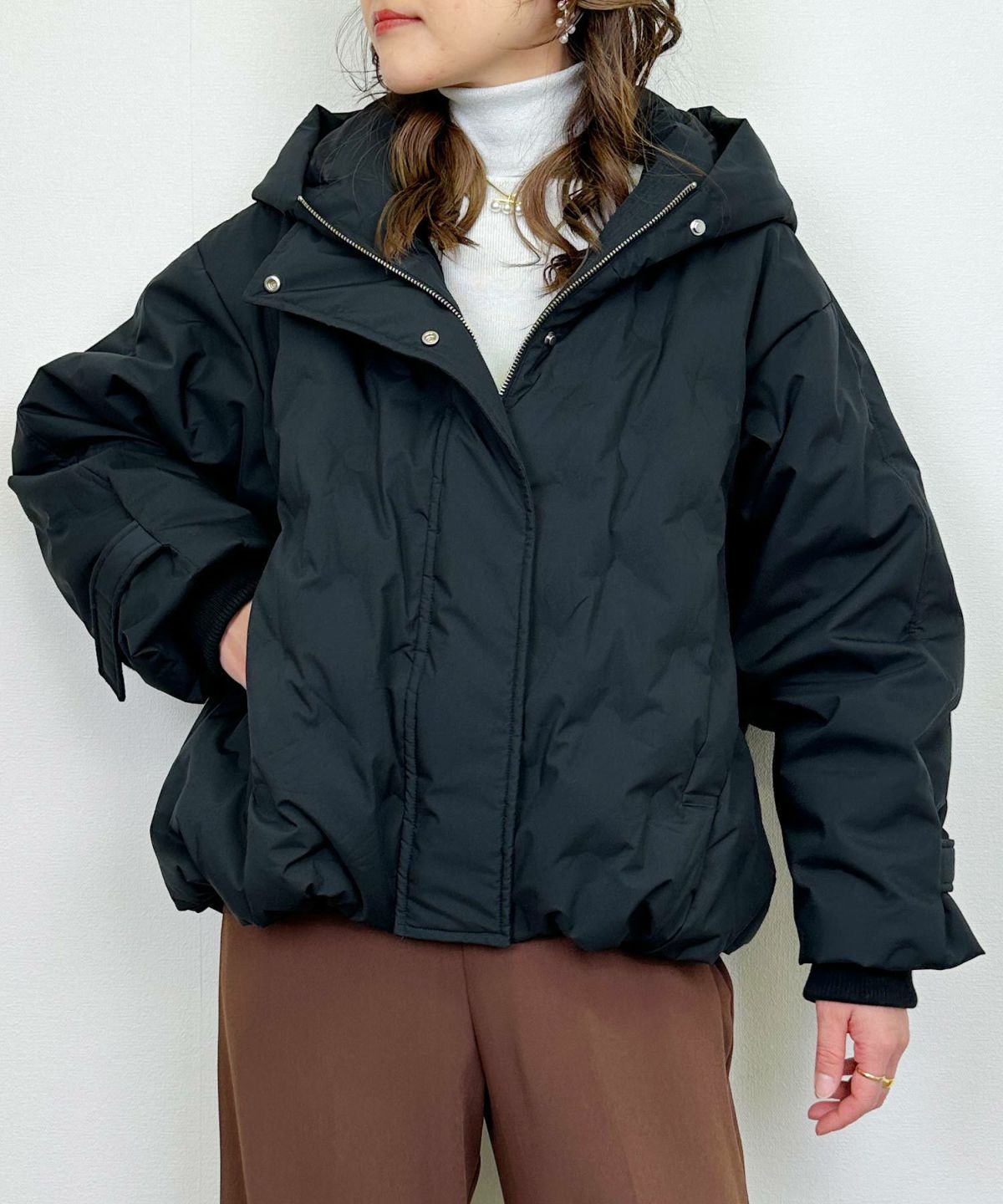 model：H164　着用サイズ：M　ブラック　裾ドロスト絞った状態