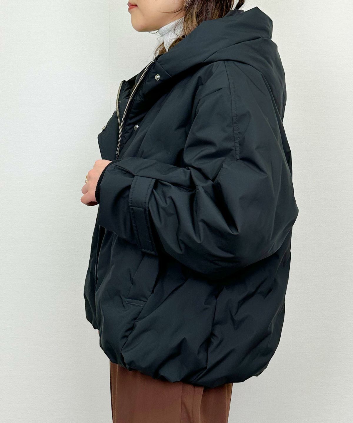 model：H164　着用サイズ：M　ブラック　裾ドロスト絞った状態