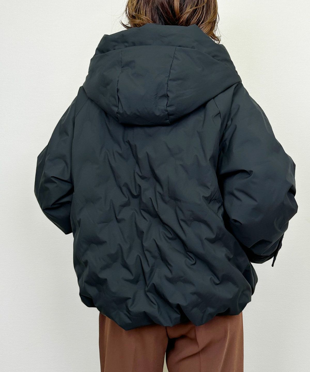 model：H164　着用サイズ：M　ブラック　裾ドロスト絞った状態